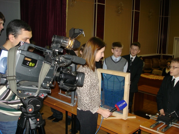 Участники конкурса перед его началом рассказывают о своих изобретениях корреспонденту местного телевизионного канала
